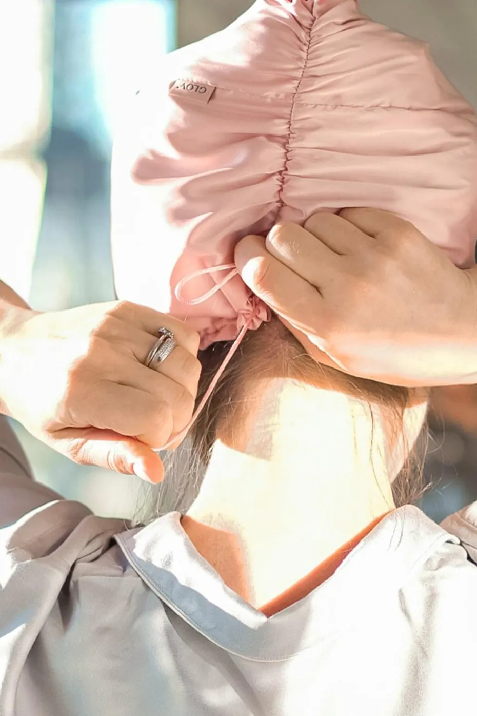 Bonnet double épaisseur en satin rose