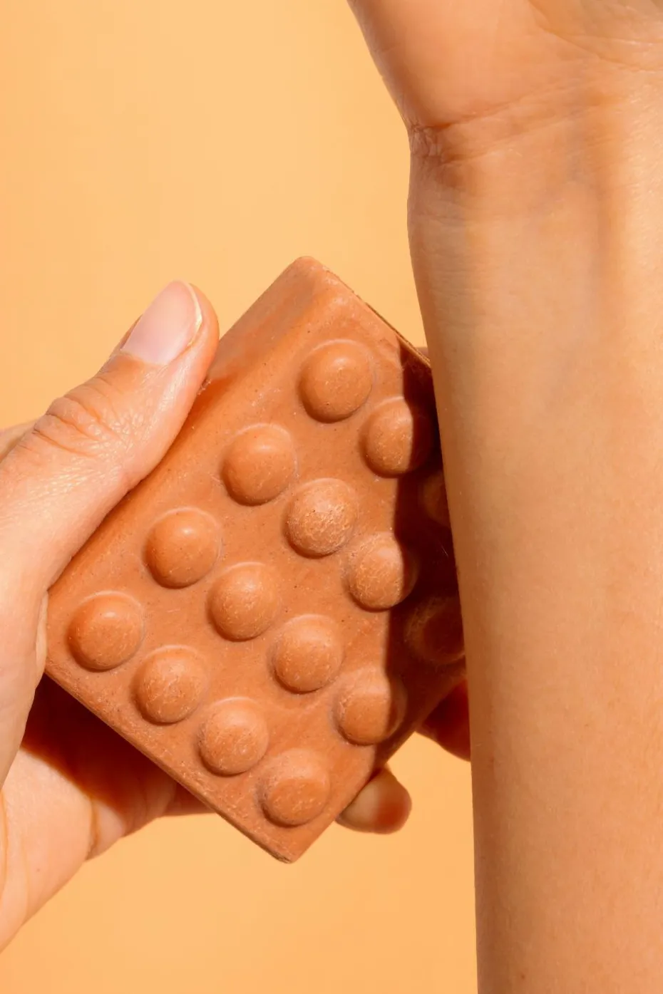 Gommage corps solide peau neuve