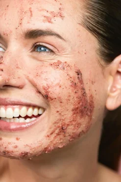 Gommage visage fraise