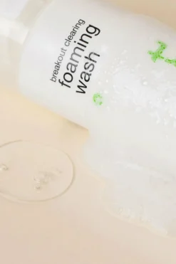 Mousse nettoyant anti-imperfection Breakout Clearing Foaming Wash