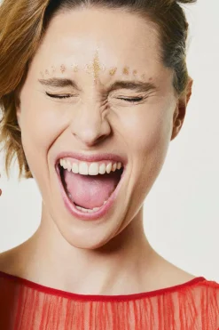 Petites paillettes dorées visage, corps & ongles