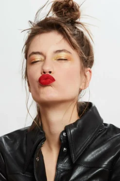 Rouge à lèvres liquide semi-mat